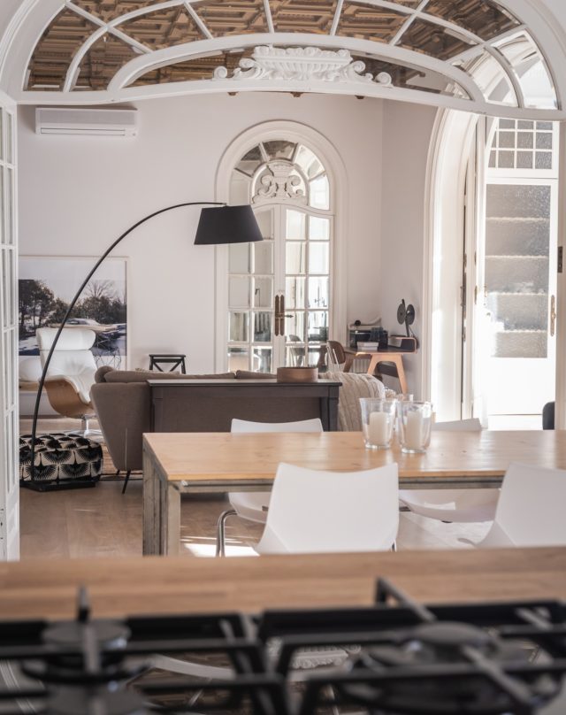 Salón, cocina y comedor. En Blanc Royale lo tienes todo! La galería acristalada y sus paredes blancas hacen de la luz natural la protagonista de este espacio.⁠
⁠
|shoot. es más|
